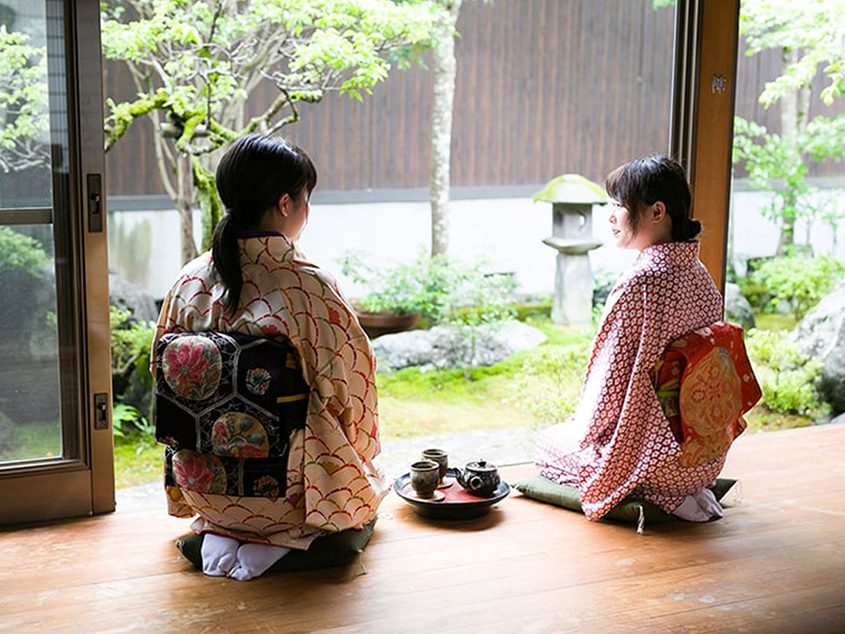 着付けとお茶体験の様子
